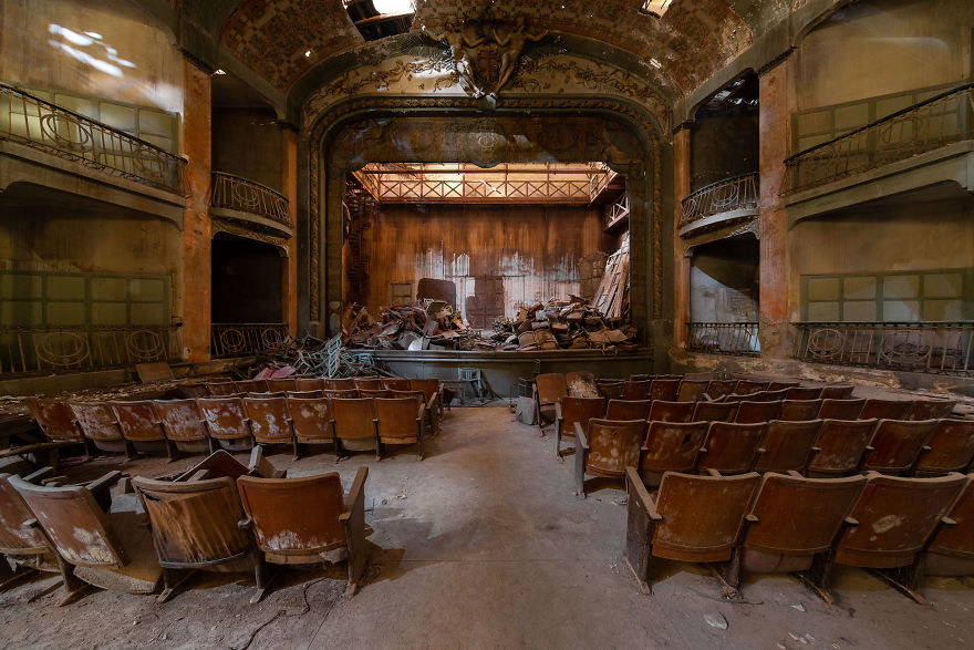 I Capture A Mysterious Theater Abandoned For Over 60 Years (6 Pics) I Capture A Mysterious Theater Abandoned For Over 60 Years (6 Pics)