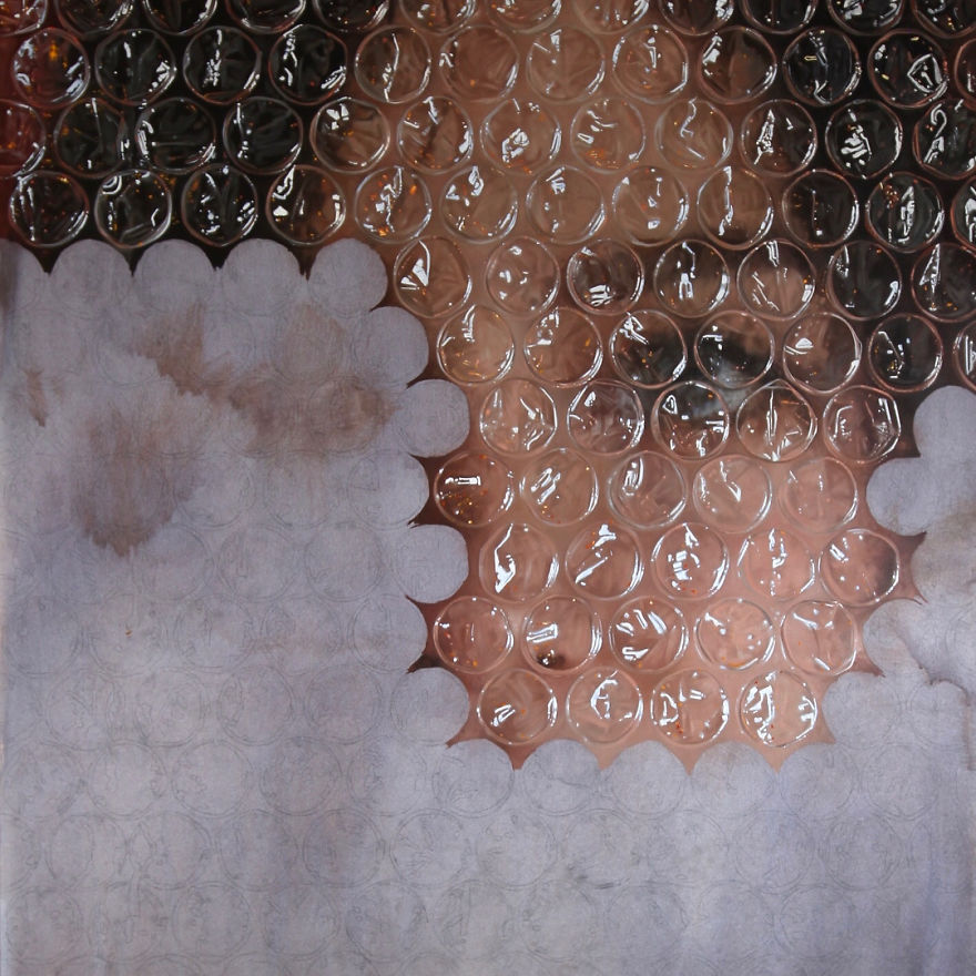 Artist Paints Portraits That Look Like They’re ‘Wrapped’ In Bubble Wrap Artist Paints Portraits That Look Like They’re ‘Wrapped’ In Bubble Wrap