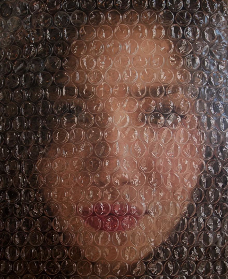 Artist Paints Portraits That Look Like They’re ‘Wrapped’ In Bubble Wrap Artist Paints Portraits That Look Like They’re ‘Wrapped’ In Bubble Wrap