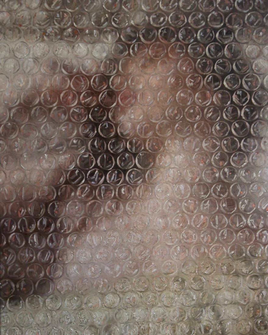 Artist Paints Portraits That Look Like They’re ‘Wrapped’ In Bubble Wrap Artist Paints Portraits That Look Like They’re ‘Wrapped’ In Bubble Wrap