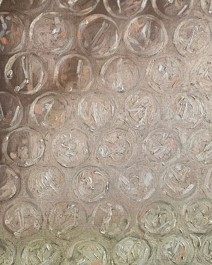 Artist Paints Portraits That Look Like They’re ‘Wrapped’ In Bubble Wrap Artist Paints Portraits That Look Like They’re ‘Wrapped’ In Bubble Wrap