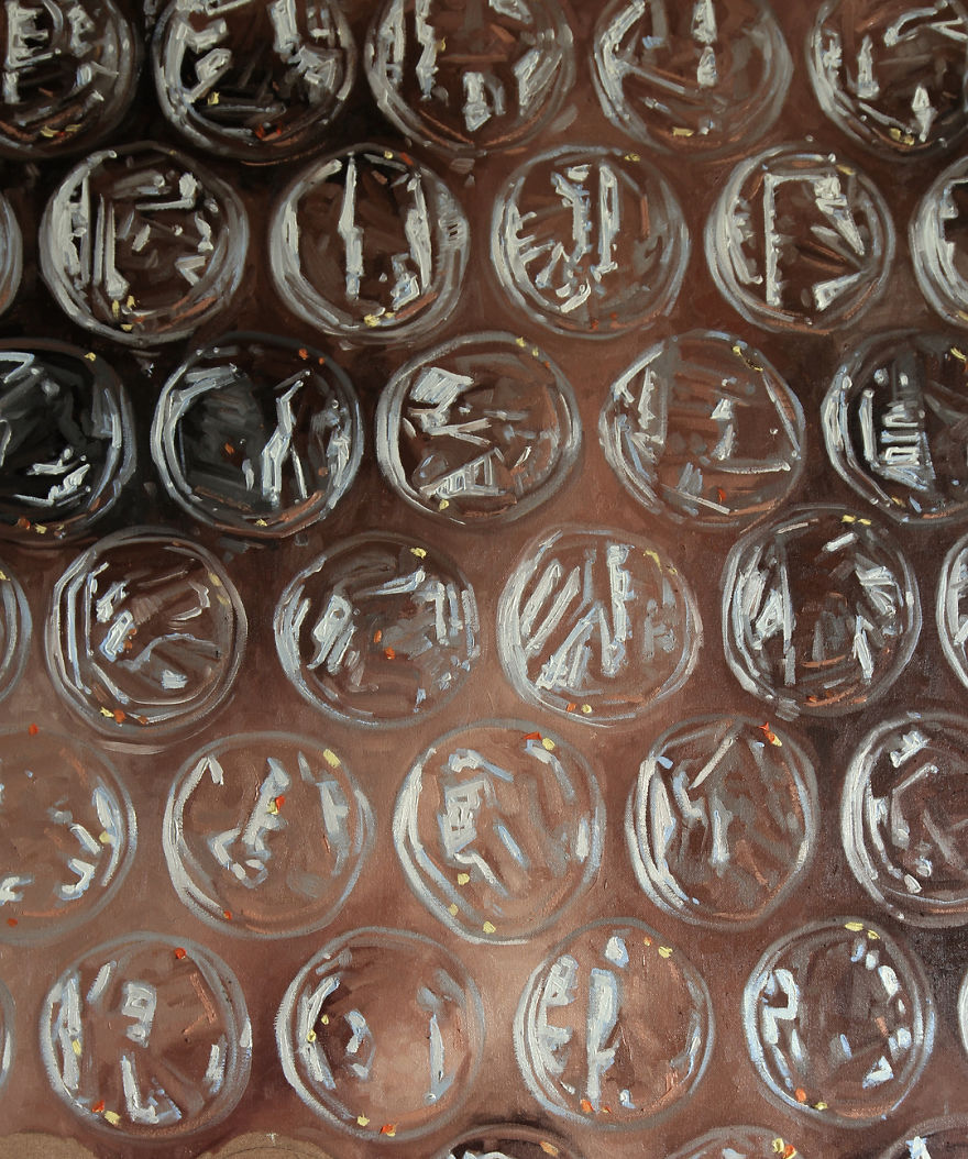 Artist Paints Portraits That Look Like They’re ‘Wrapped’ In Bubble Wrap Artist Paints Portraits That Look Like They’re ‘Wrapped’ In Bubble Wrap