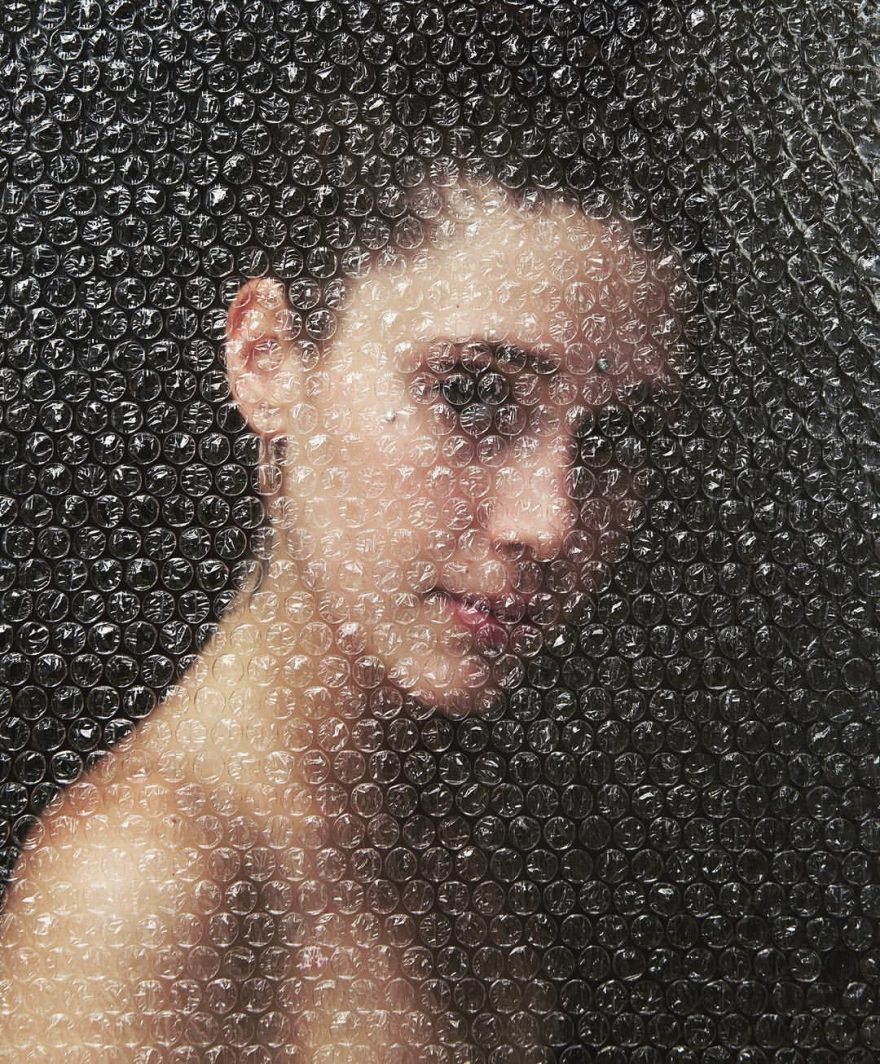Artist Paints Portraits That Look Like They’re ‘Wrapped’ In Bubble Wrap Artist Paints Portraits That Look Like They’re ‘Wrapped’ In Bubble Wrap