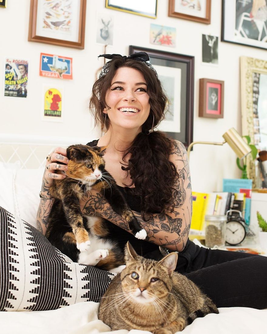 Photographer Captures Ladies With Their Cats To Get Rid Of ‘Crazy Cat Lady’ Stereotypes (24 New Pics) Photographer Captures Ladies With Their Cats To Get Rid Of ‘Crazy Cat Lady’ Stereotypes (24 New Pics)