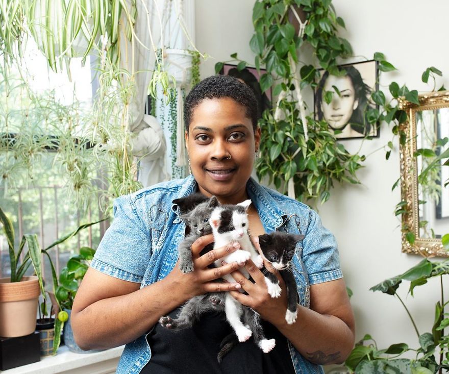 Photographer Captures Ladies With Their Cats To Get Rid Of ‘Crazy Cat Lady’ Stereotypes (24 New Pics) Photographer Captures Ladies With Their Cats To Get Rid Of ‘Crazy Cat Lady’ Stereotypes (24 New Pics)