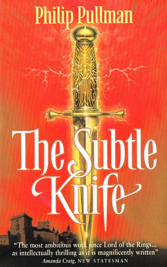 People Notice A Very Specific Book Arrangement Behind Boris Johnson During His Speech, Think The Librarian Did It People Notice A Very Specific Book Arrangement Behind Boris Johnson During His Speech, Think The Librarian Did It