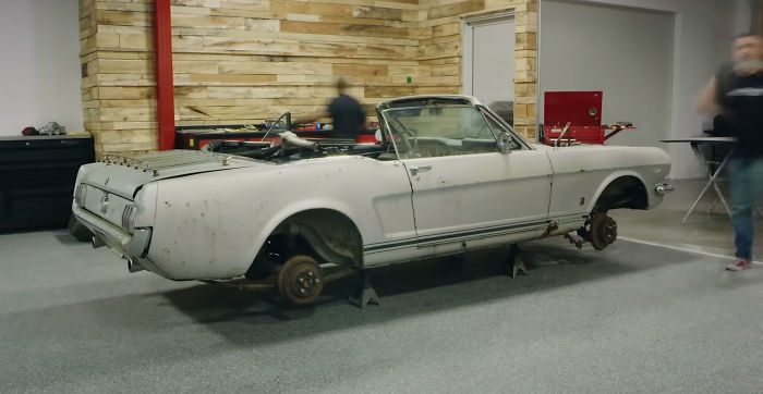 Jason Momoa Restores His Wife’s 1965 Mustang, Her First Car When She Was 17