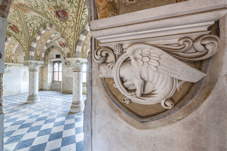 I Capture The Haunting Beauty Of This Abandoned Castle In Italy (40 Pics) I Capture The Haunting Beauty Of This Abandoned Castle In Italy (40 Pics)