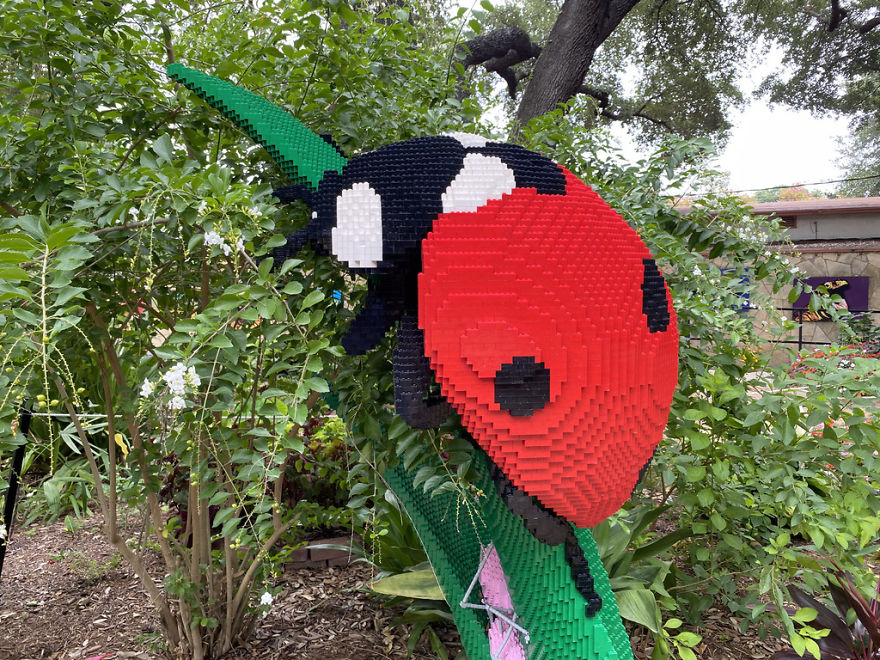 This Zoo Features Wild Animal Replicas Made From Over Three Million LEGO Pieces (27 Pics)