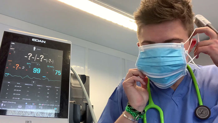 Doctor Puts On 6 Masks And Hooks Himself To An Oxygen Meter To Prove Anti-Maskers Are Talking Nonsense Doctor Puts On 6 Masks And Hooks Himself To An Oxygen Meter To Prove Anti-Maskers Are Talking Nonsense