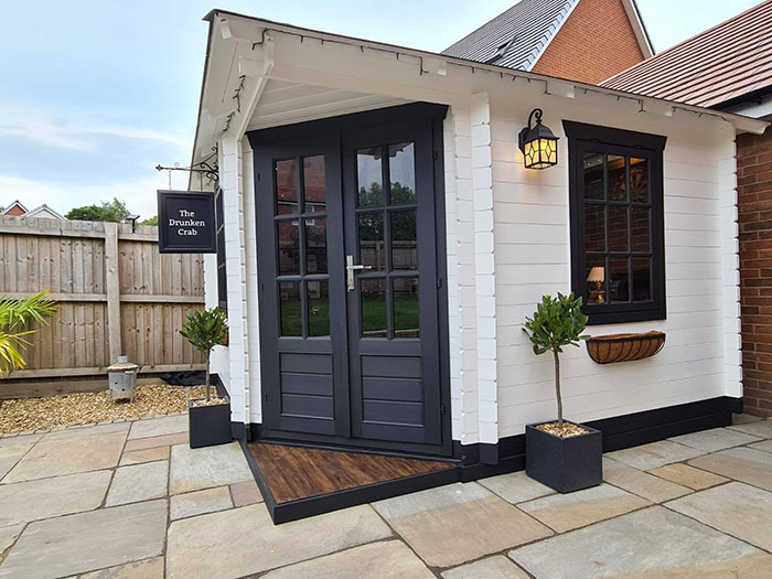 This Couple Builds A Mini Pub In A Garden, Stuns People With Its Handmade Interior This Couple Builds A Mini Pub In A Garden, Stuns People With Its Handmade Interior