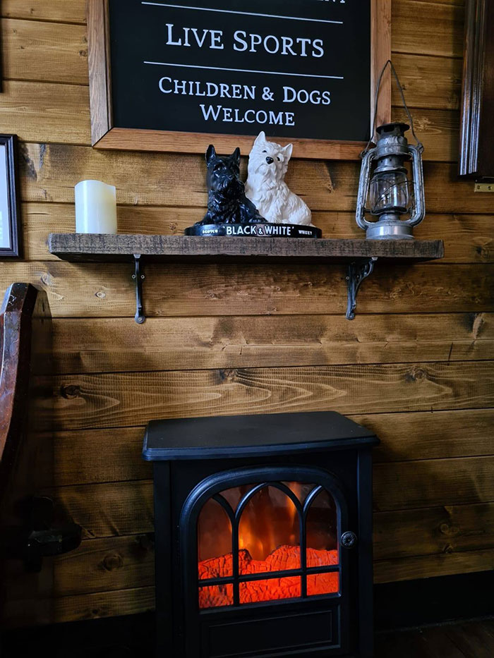 This Couple Builds A Mini Pub In A Garden, Stuns People With Its Handmade Interior This Couple Builds A Mini Pub In A Garden, Stuns People With Its Handmade Interior
