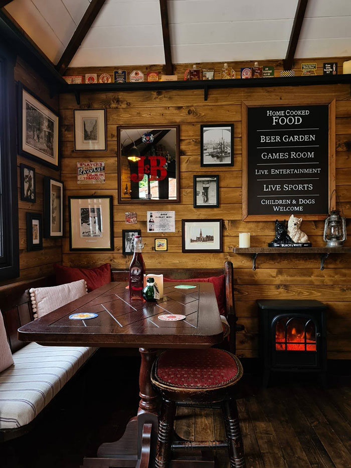 This Couple Builds A Mini Pub In A Garden, Stuns People With Its Handmade Interior This Couple Builds A Mini Pub In A Garden, Stuns People With Its Handmade Interior