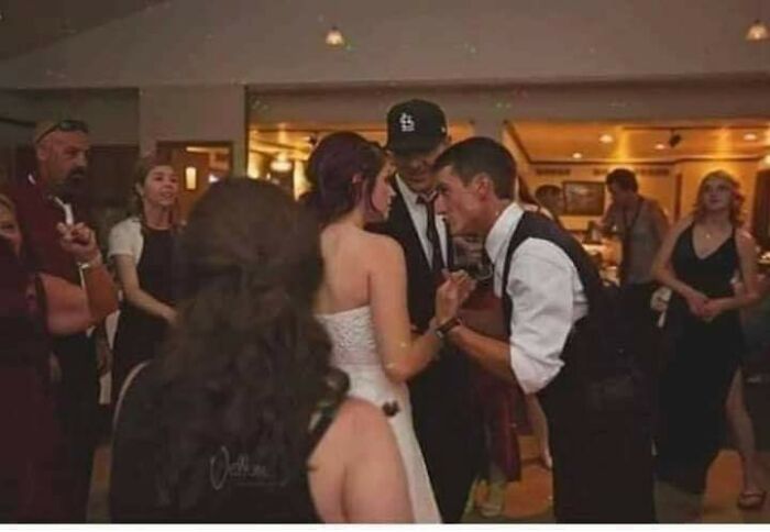 People Are Adding Misleading Titles To These Images, Completely Changing What Our Brain Sees And Here Are 50 Of The Best Ones People Are Adding Misleading Titles To These Images, Completely Changing What Our Brain Sees And Here Are 50 Of The Best Ones