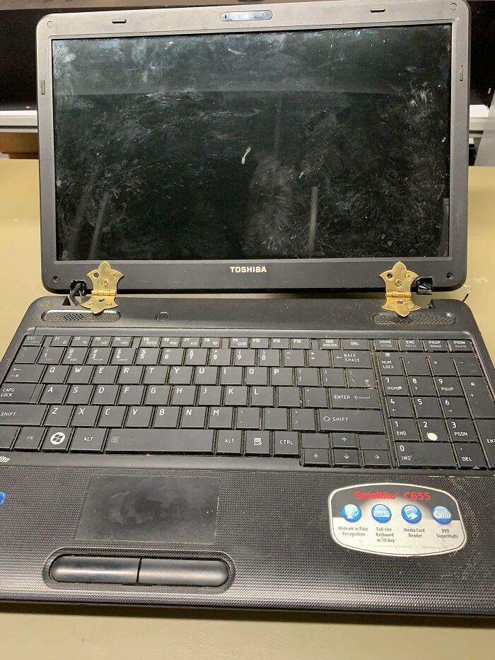 Tech Support People Are Sharing The Worst Cases They’ve Seen While On The Job (40 New Pics) Tech Support People Are Sharing The Worst Cases They’ve Seen While On The Job (40 New Pics)