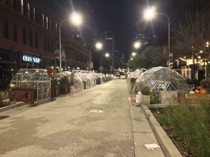 30 Photos Of “Outdoor Dining” That Don’t Look Right At All 30 Photos Of “Outdoor Dining” That Don’t Look Right At All