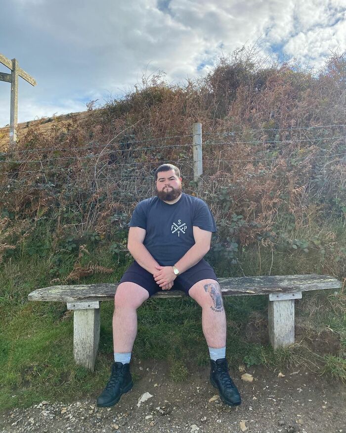 Guy Rates Benches All Around The UK And The Reviews Are Spot-On Guy Rates Benches All Around The UK And The Reviews Are Spot-On