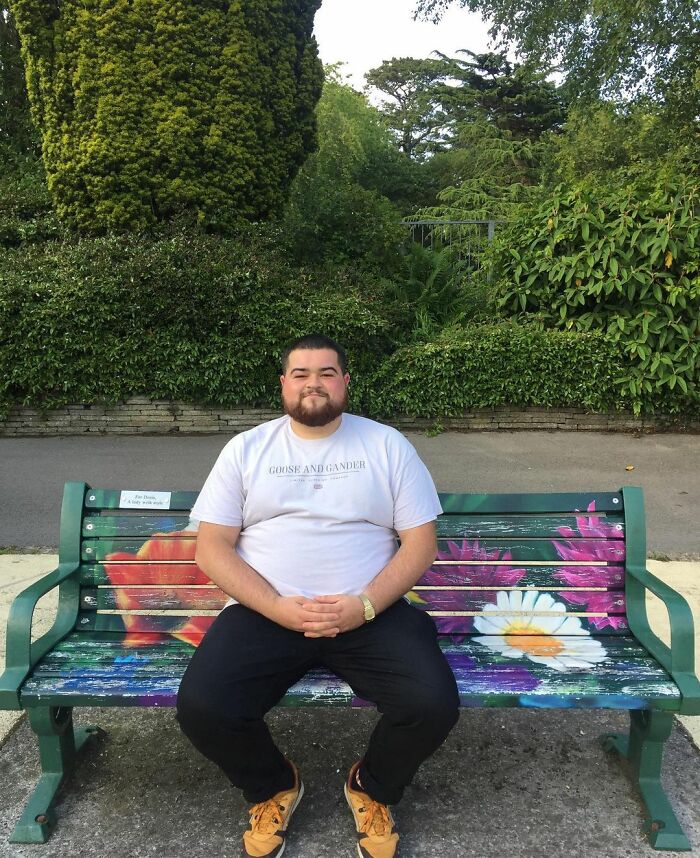 Guy Rates Benches All Around The UK And The Reviews Are Spot-On Guy Rates Benches All Around The UK And The Reviews Are Spot-On