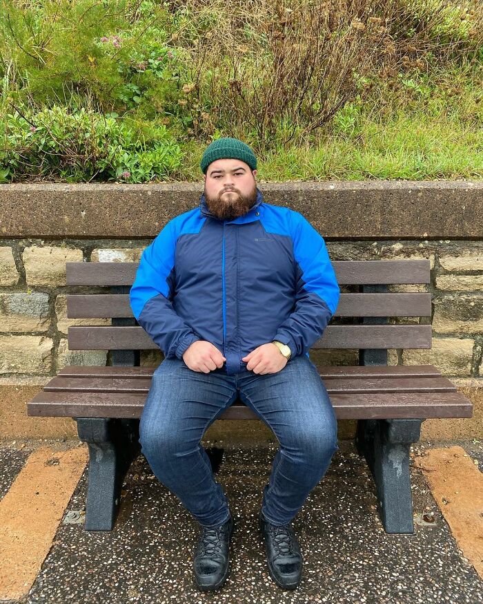 Guy Rates Benches All Around The UK And The Reviews Are Spot-On Guy Rates Benches All Around The UK And The Reviews Are Spot-On