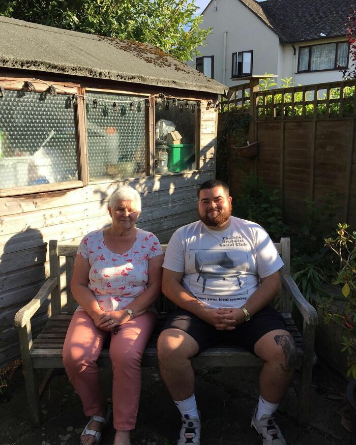 Guy Rates Benches All Around The UK And The Reviews Are Spot-On Guy Rates Benches All Around The UK And The Reviews Are Spot-On