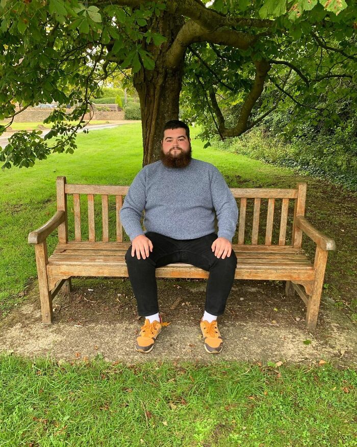 Guy Rates Benches All Around The UK And The Reviews Are Spot-On Guy Rates Benches All Around The UK And The Reviews Are Spot-On