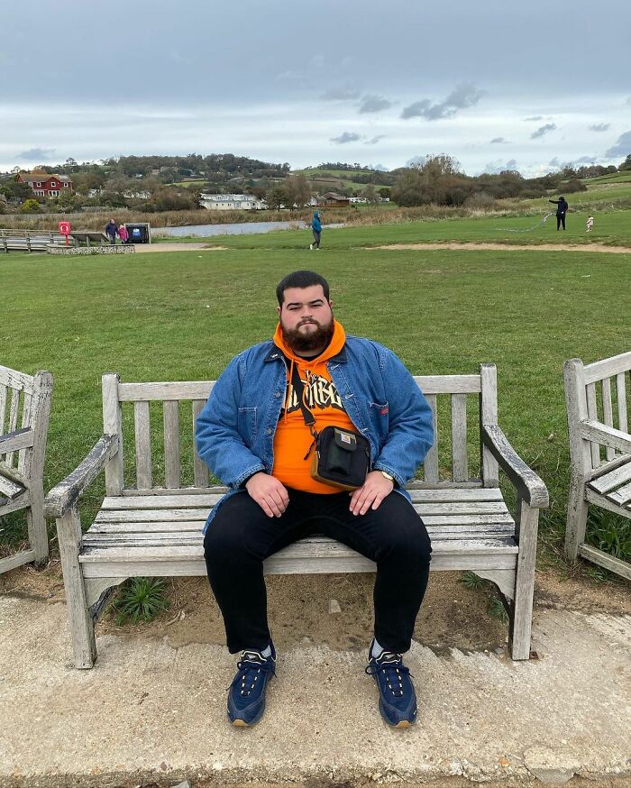 Guy Rates Benches All Around The UK And The Reviews Are Spot-On Guy Rates Benches All Around The UK And The Reviews Are Spot-On