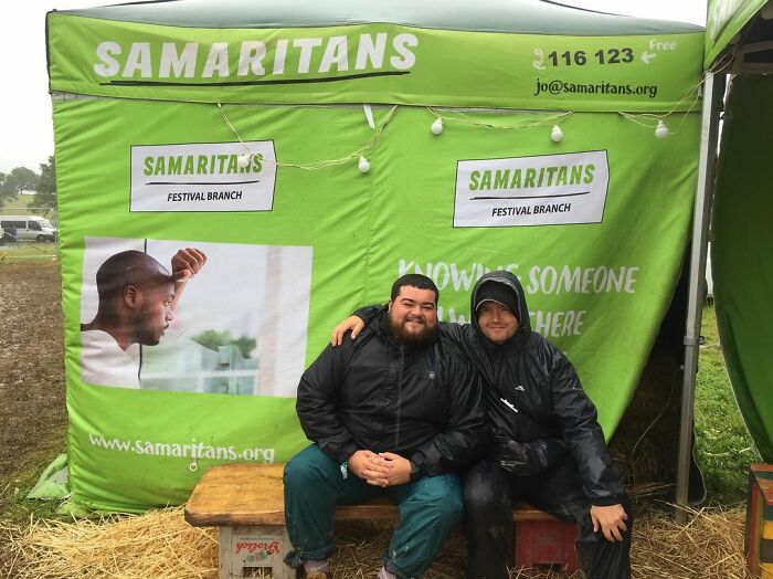 Guy Rates Benches All Around The UK And The Reviews Are Spot-On Guy Rates Benches All Around The UK And The Reviews Are Spot-On