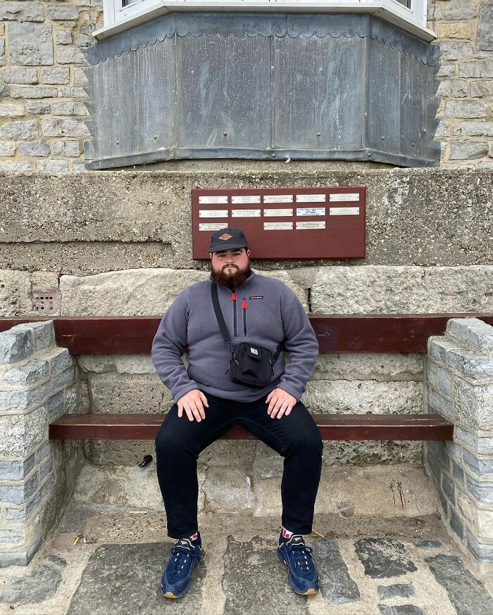 Guy Rates Benches All Around The UK And The Reviews Are Spot-On Guy Rates Benches All Around The UK And The Reviews Are Spot-On