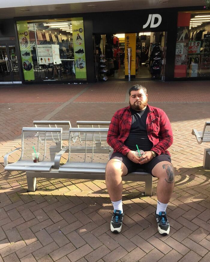 Guy Rates Benches All Around The UK And The Reviews Are Spot-On Guy Rates Benches All Around The UK And The Reviews Are Spot-On