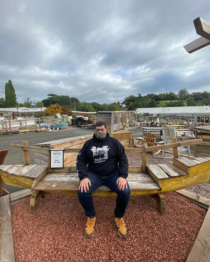 Guy Rates Benches All Around The UK And The Reviews Are Spot-On Guy Rates Benches All Around The UK And The Reviews Are Spot-On