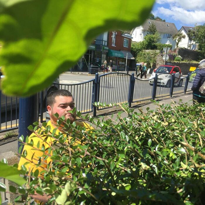 Guy Rates Benches All Around The UK And The Reviews Are Spot-On Guy Rates Benches All Around The UK And The Reviews Are Spot-On