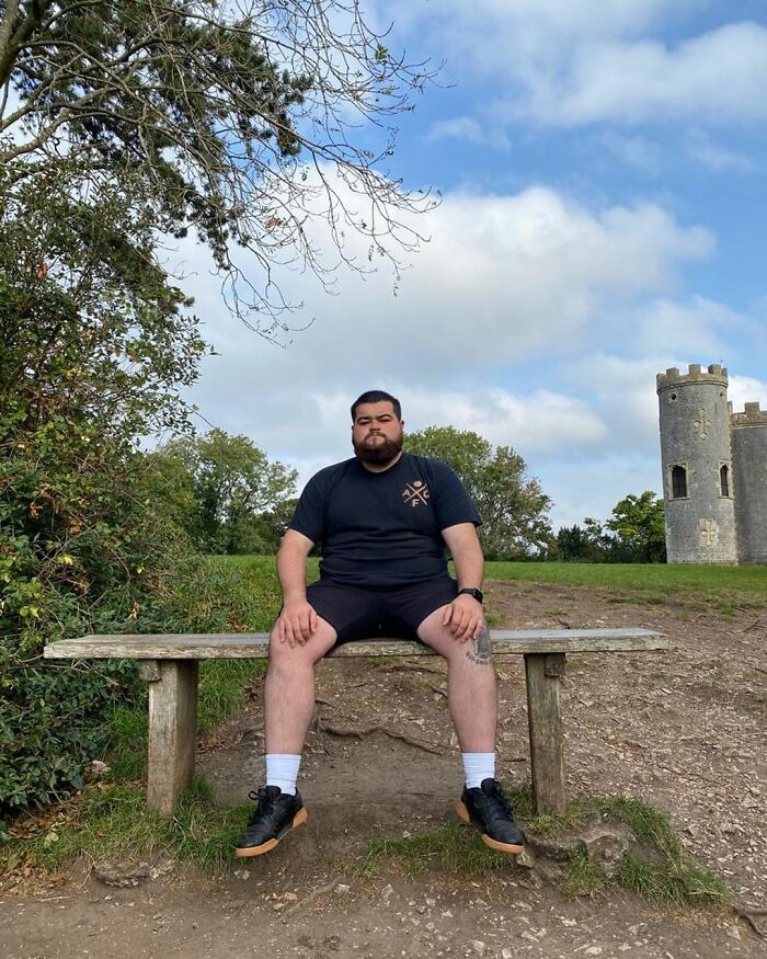 Guy Rates Benches All Around The UK And The Reviews Are Spot-On Guy Rates Benches All Around The UK And The Reviews Are Spot-On