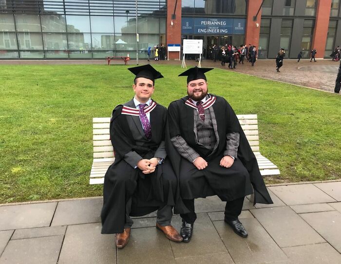 Guy Rates Benches All Around The UK And The Reviews Are Spot-On Guy Rates Benches All Around The UK And The Reviews Are Spot-On