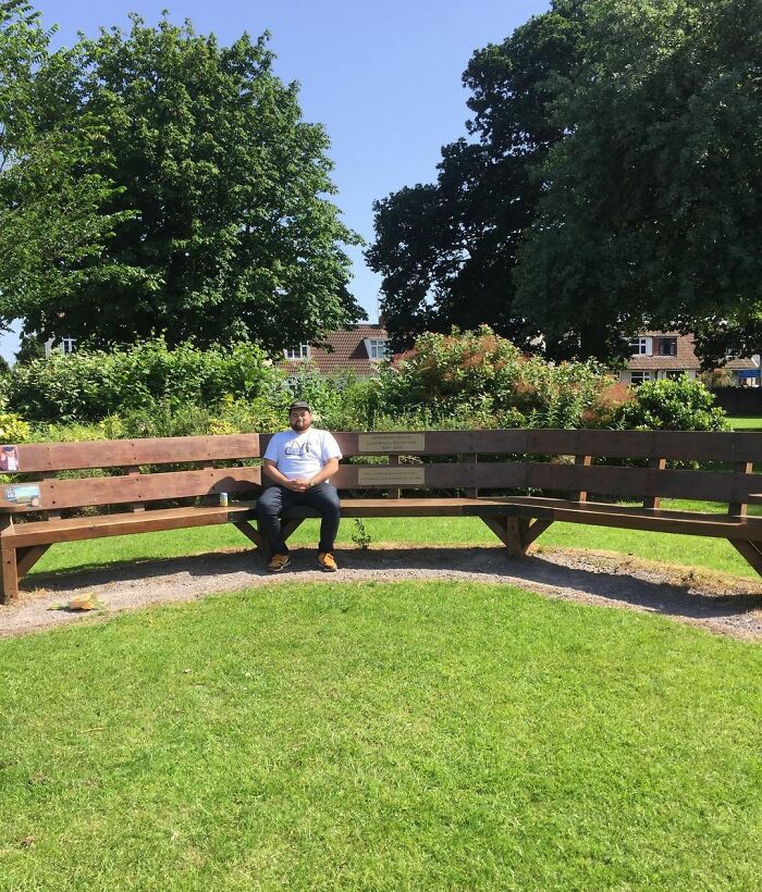 Guy Rates Benches All Around The UK And The Reviews Are Spot-On Guy Rates Benches All Around The UK And The Reviews Are Spot-On