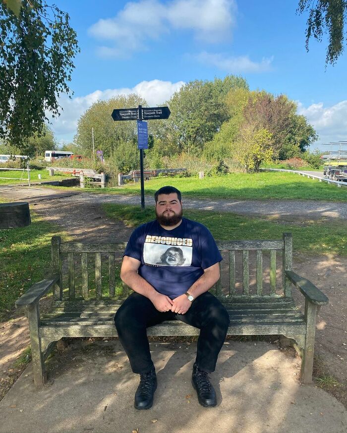 Guy Rates Benches All Around The UK And The Reviews Are Spot-On Guy Rates Benches All Around The UK And The Reviews Are Spot-On