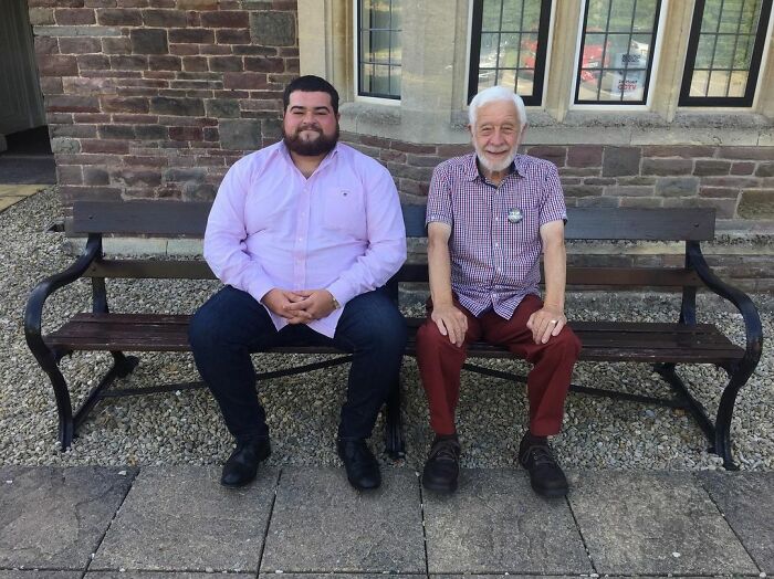 Guy Rates Benches All Around The UK And The Reviews Are Spot-On Guy Rates Benches All Around The UK And The Reviews Are Spot-On