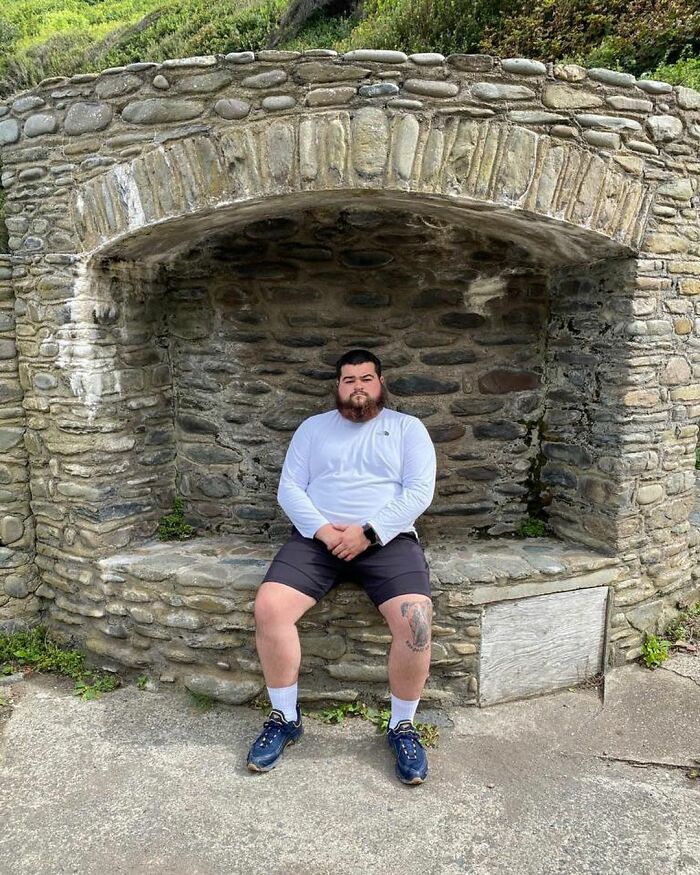 Guy Rates Benches All Around The UK And The Reviews Are Spot-On Guy Rates Benches All Around The UK And The Reviews Are Spot-On