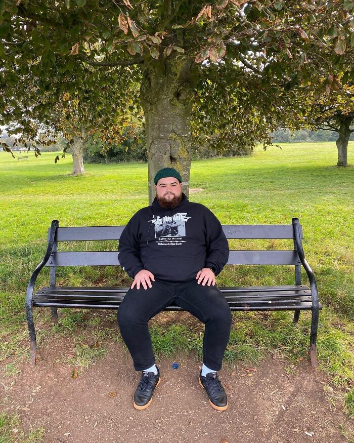 Guy Rates Benches All Around The UK And The Reviews Are Spot-On Guy Rates Benches All Around The UK And The Reviews Are Spot-On