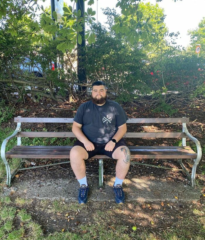 Guy Rates Benches All Around The UK And The Reviews Are Spot-On Guy Rates Benches All Around The UK And The Reviews Are Spot-On