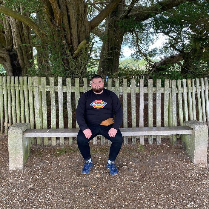 Guy Rates Benches All Around The UK And The Reviews Are Spot-On Guy Rates Benches All Around The UK And The Reviews Are Spot-On