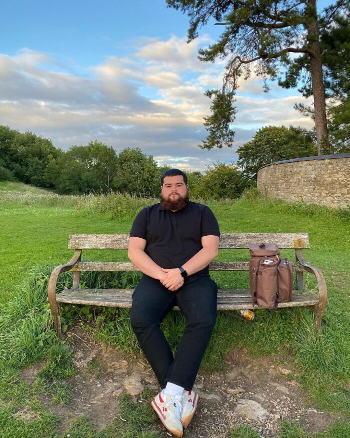 Guy Rates Benches All Around The UK And The Reviews Are Spot-On Guy Rates Benches All Around The UK And The Reviews Are Spot-On