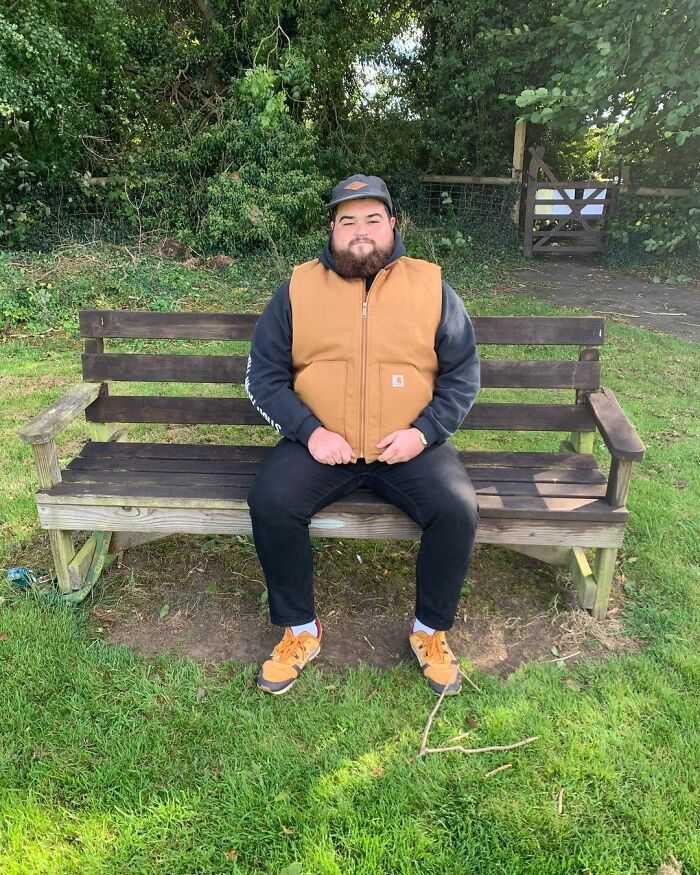 Guy Rates Benches All Around The UK And The Reviews Are Spot-On Guy Rates Benches All Around The UK And The Reviews Are Spot-On