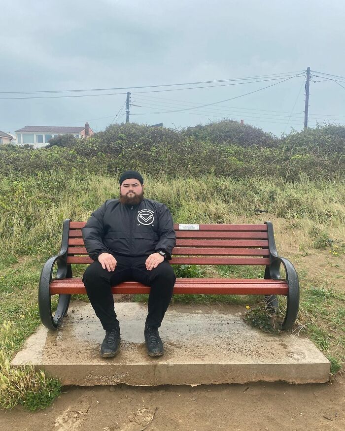 Guy Rates Benches All Around The UK And The Reviews Are Spot-On Guy Rates Benches All Around The UK And The Reviews Are Spot-On