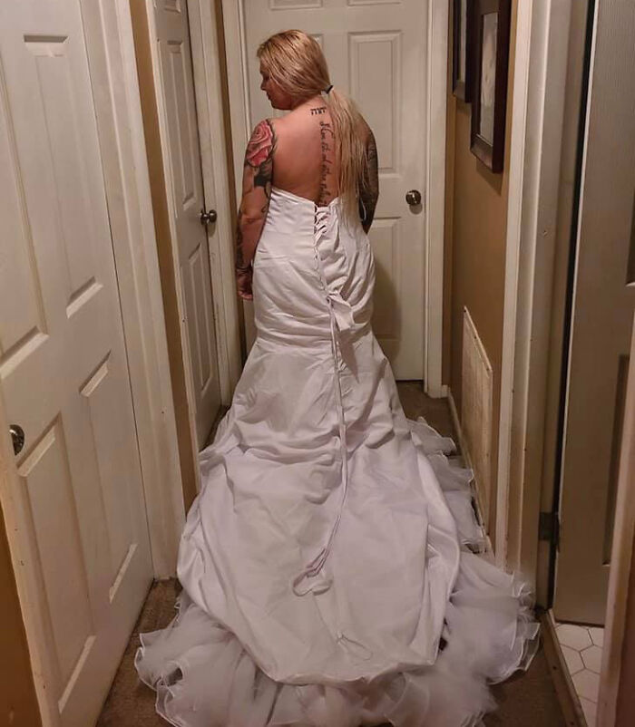 Bride Complains Her Wedding Dress Looks ‘Nothing Like Order’, Gets An Email Saying It’s Inside Out Bride Complains Her Wedding Dress Looks ‘Nothing Like Order’, Gets An Email Saying It’s Inside Out