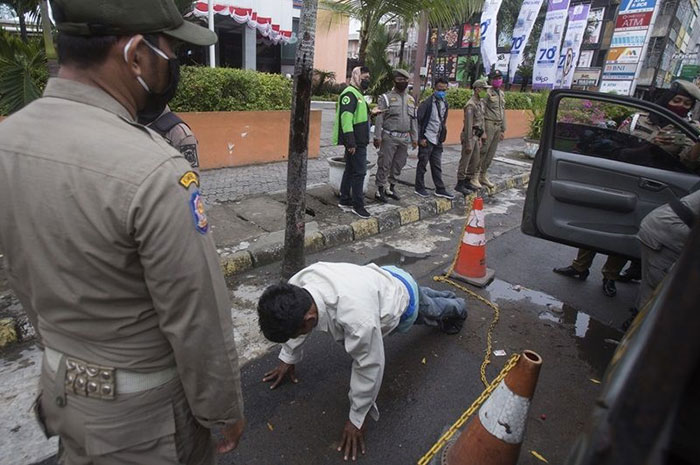 Indonesians Who Refuse To Wear A Mask In Public Are Now Forced To Do Push-Ups As A Penalty Indonesians Who Refuse To Wear A Mask In Public Are Now Forced To Do Push-Ups As A Penalty
