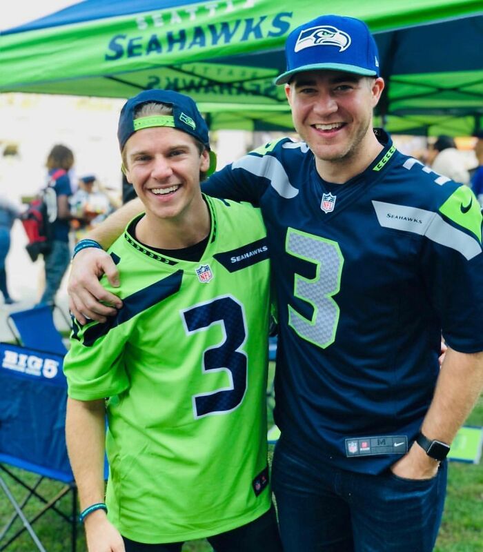 Wear the Detective Hat for 30 Pics in This “Siblings or Dating” Quiz Wear the Detective Hat for 30 Pics in This “Siblings or Dating” Quiz