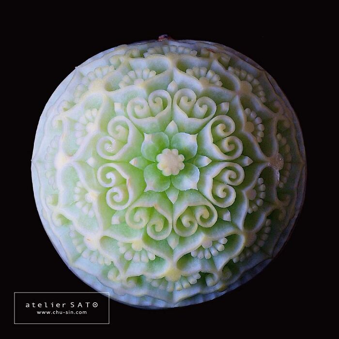 Artist Creates Beautiful Patterns On Fruits And Vegetables By Hand-Carving Intricate Designs Artist Creates Beautiful Patterns On Fruits And Vegetables By Hand-Carving Intricate Designs