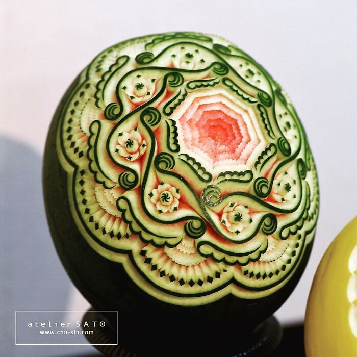 Artist Creates Beautiful Patterns On Fruits And Vegetables By Hand-Carving Intricate Designs Artist Creates Beautiful Patterns On Fruits And Vegetables By Hand-Carving Intricate Designs