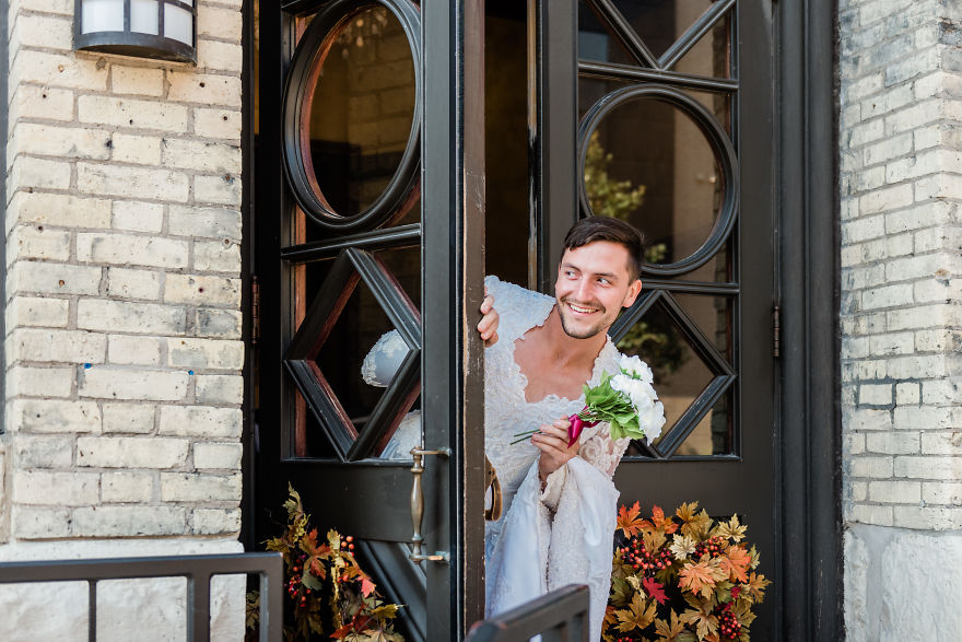 Funny Best Man Crashes First Look In A $60 Goodwill Wedding Dress Funny Best Man Crashes First Look In A $60 Goodwill Wedding Dress