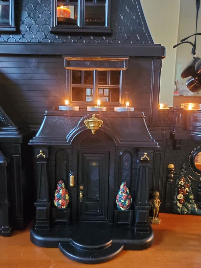 Mom Starts Upcycling Thrifted Plastic Dollhouses Into Spooky Mansions, And She’s Absolutely Nailing It Mom Starts Upcycling Thrifted Plastic Dollhouses Into Spooky Mansions, And She’s Absolutely Nailing It
